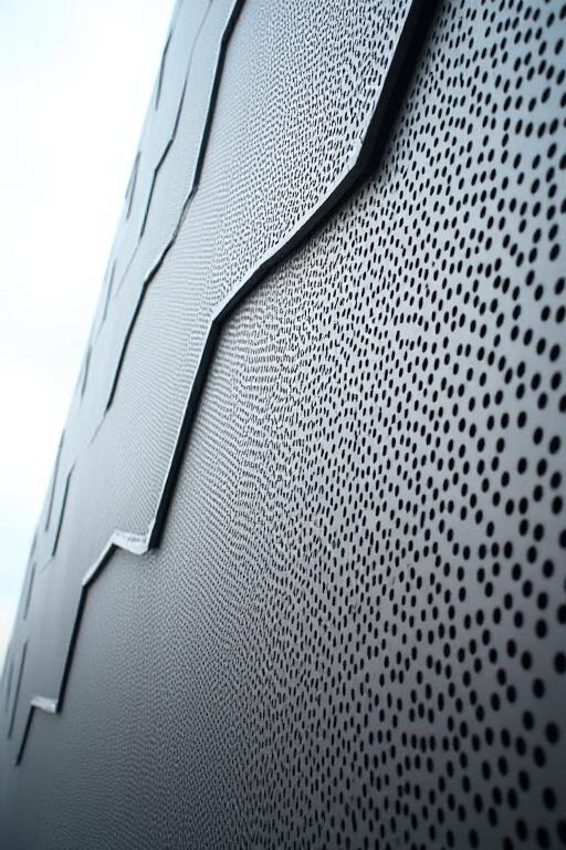 Nærbilde av den perforerte metallfasaden på Munchmuseet.